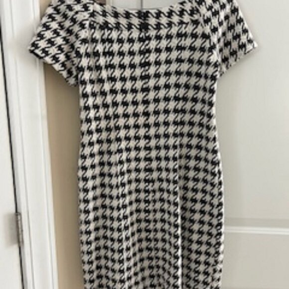 Black & White Dress Brand: Rabbit Size: Petite 8 Short Sleeves Zips in back - Picture 3 of 4